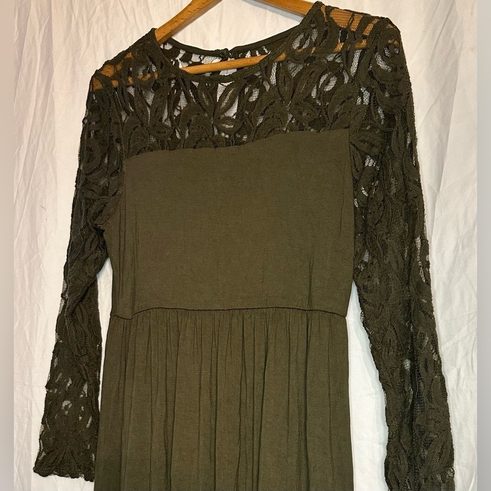 PinkBlush Women’s Long Green Dress Size Medium with  Lace Arms Key Hole back - Picture 3 of 13